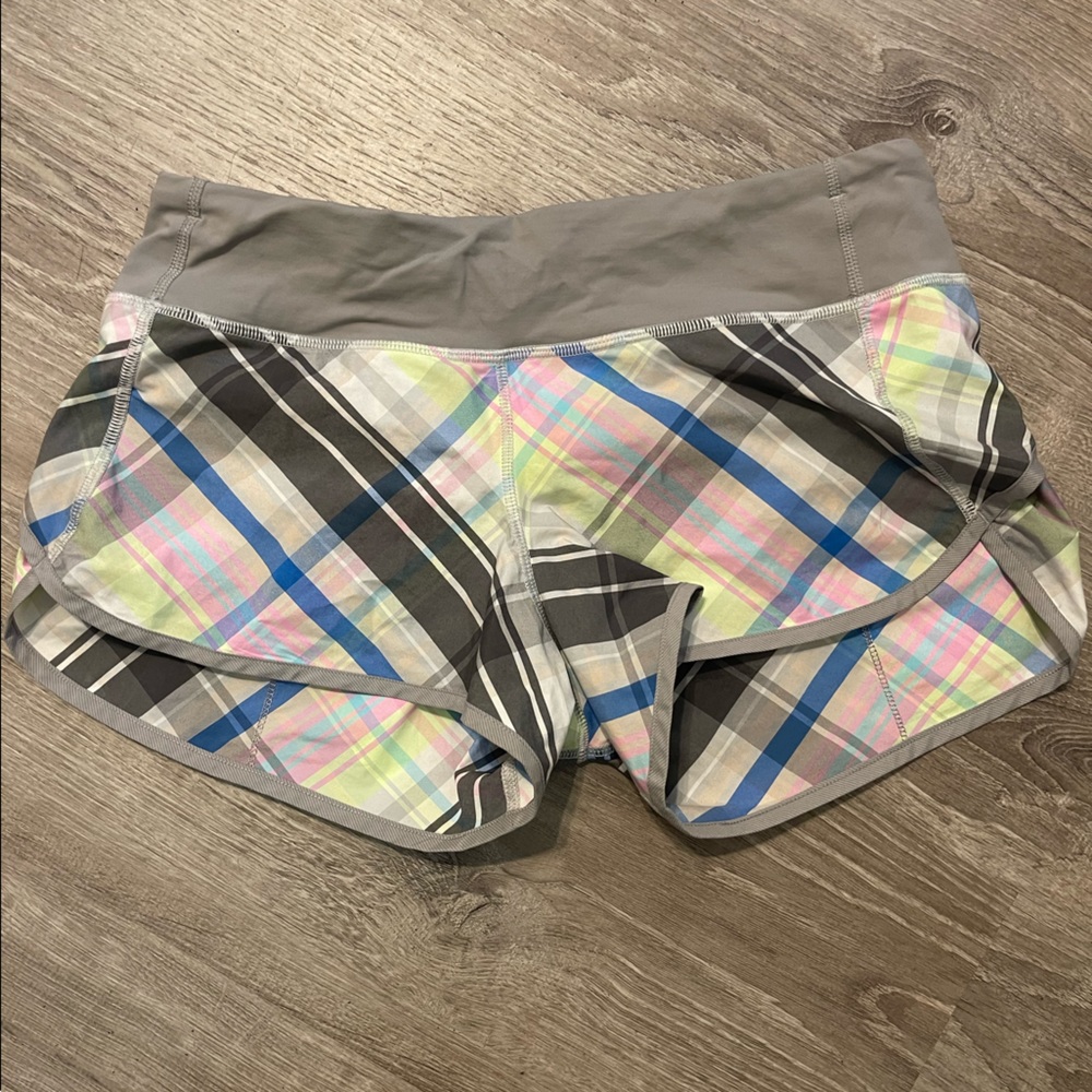 Lululemon plaid Speed short size 6 excellent condition.